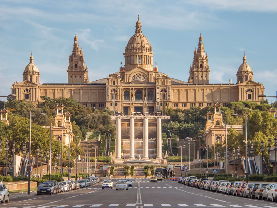 Palácio Nacional de Montjuïc em Barcelona, sede do MNAC, visto da Avinguda de la Reina Maria Cristina, com as Quatro Colunas e a cascata em primeiro plano