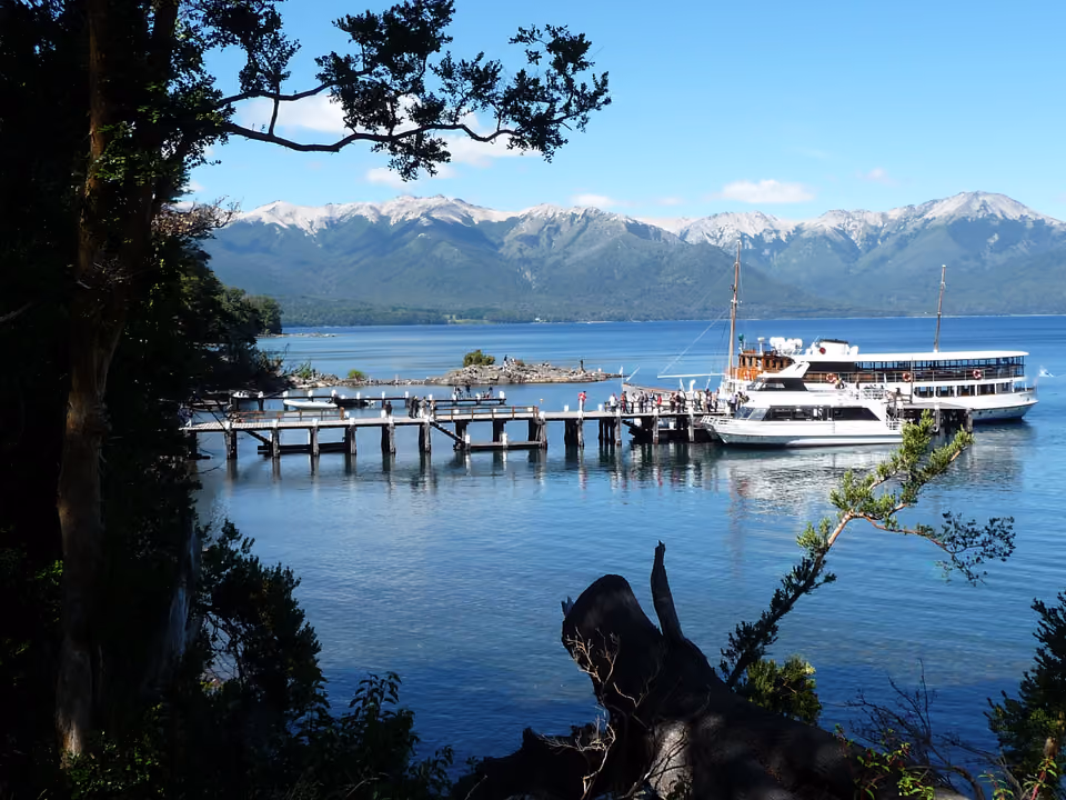 Embarcadouro na península de Quetrihué, ponto de acesso ao Bosque de Arrayanes pelo Lago Nahuel Huapi, perto de Villa La Angostura