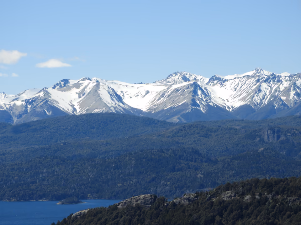 Vista do mirante do Cerro Campanario em Bariloche, com o Lago Nahuel Huapi recortado entre penínsulas arborizadas e montanhas ao fundo