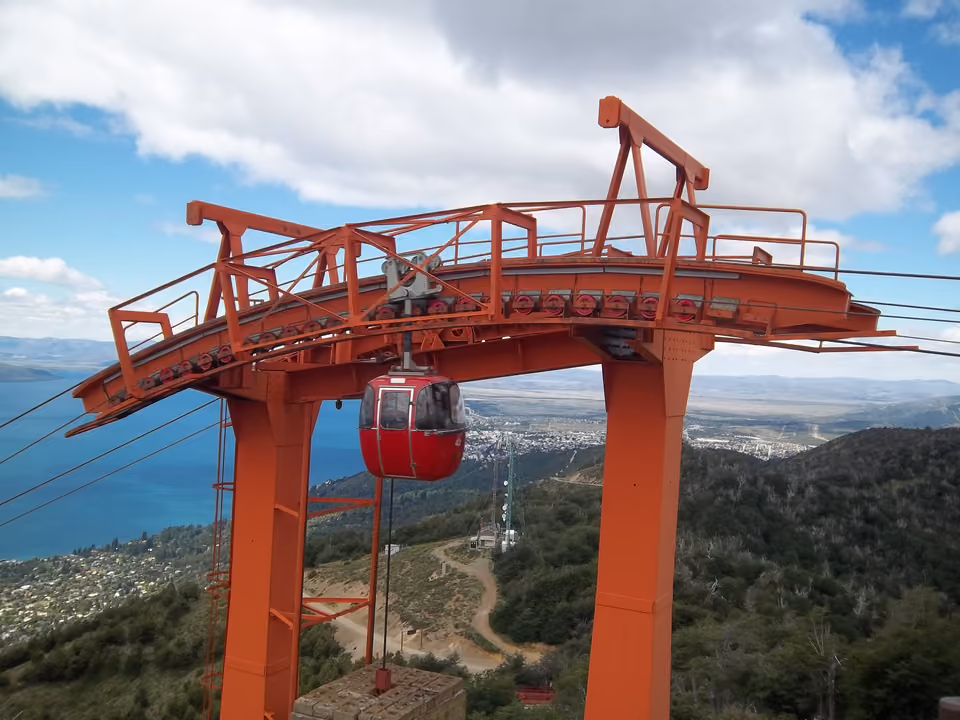 Vista do topo do Cerro Otto, em Bariloche, com o teleférico giratório e a cidade e o lago ao fundo