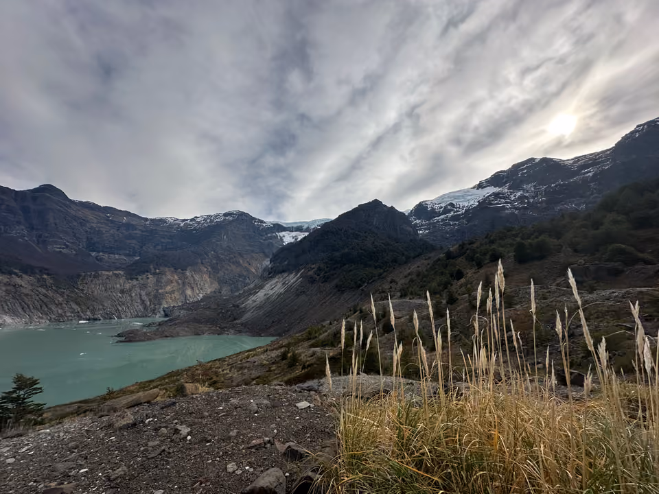 Cerro Tronador visto de longe, montanha nevada com o Ventisquero Negro, uma geleira escurecida por sedimento vulcânico, na base