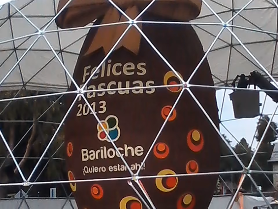 Escultura de um ovo de chocolate gigante em Bariloche, decorada para o Festival Nacional do Chocolate