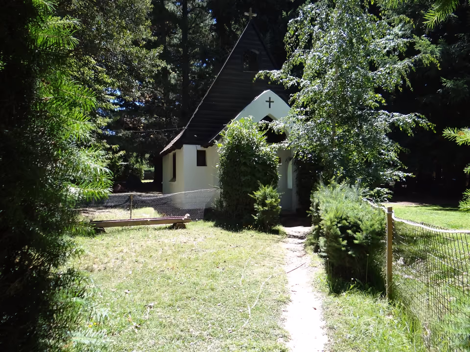 Capela de Colonia Suiza, pequena igreja de madeira e pedra em meio ao vilarejo colonial perto de Bariloche