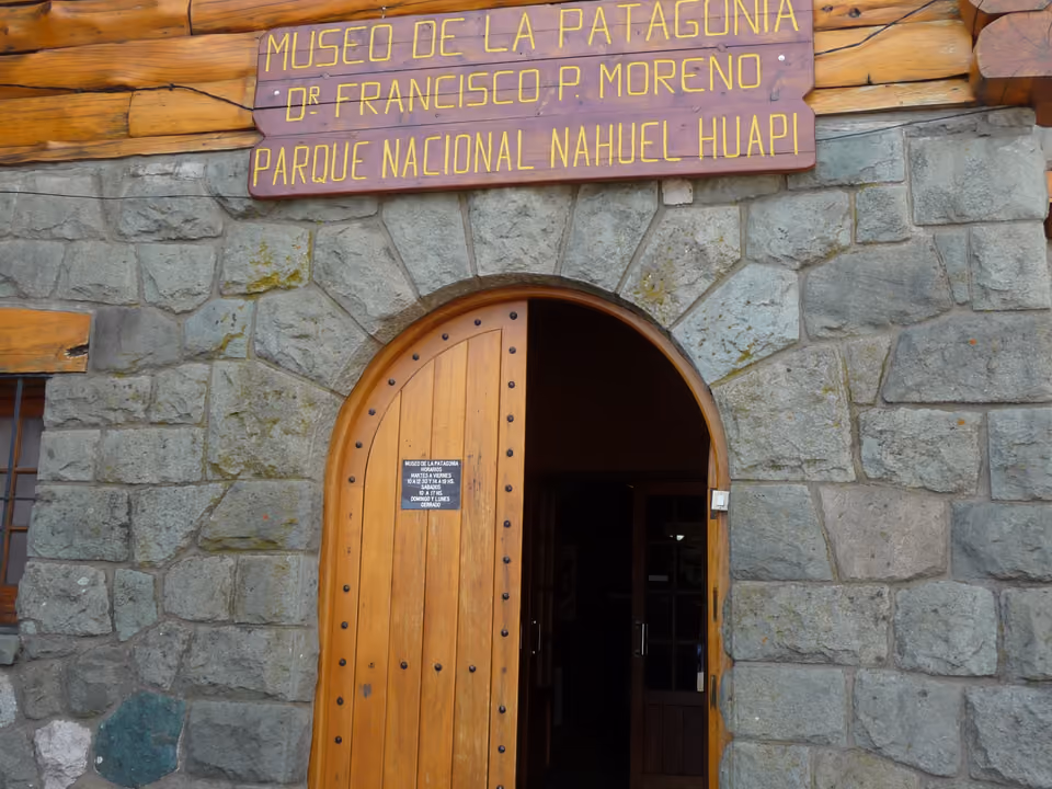 Fachada de pedra do Museo de la Patagonia, dentro do Centro Cívico de Bariloche