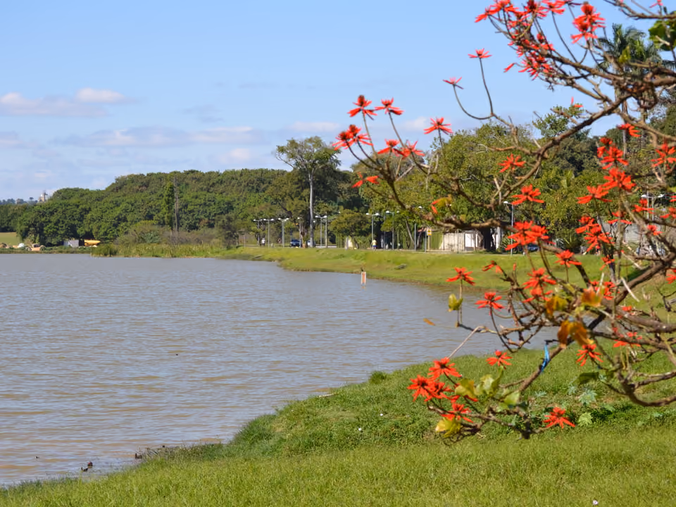 Orla da Lagoa da Pampulha em Belo Horizonte, com pessoas caminhando à beira da água