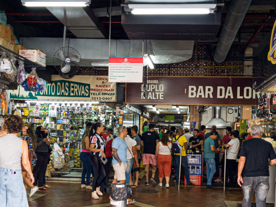Corredores do Mercado Central de Belo Horizonte, com bancas de queijos, cachaças e comida mineira