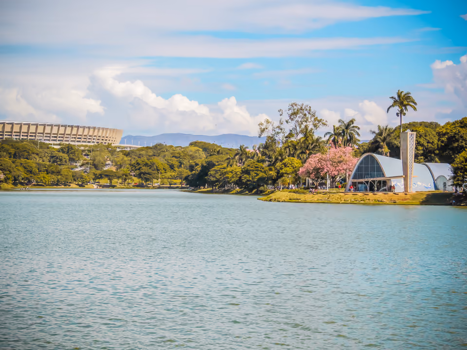 Igreja São Francisco de Assis na Pampulha, com curvas de concreto à beira da lagoa