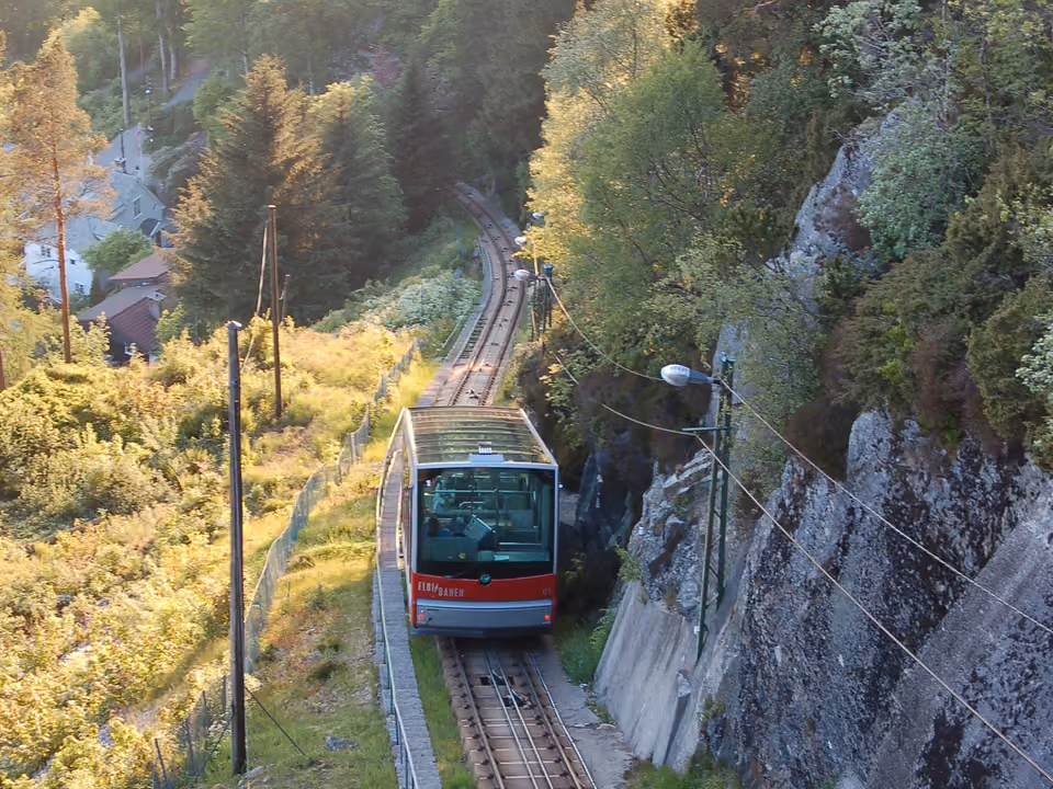 Funicular Fløibanen descendo a trilha entre a floresta no Monte Fløyen, Bergen, Noruega