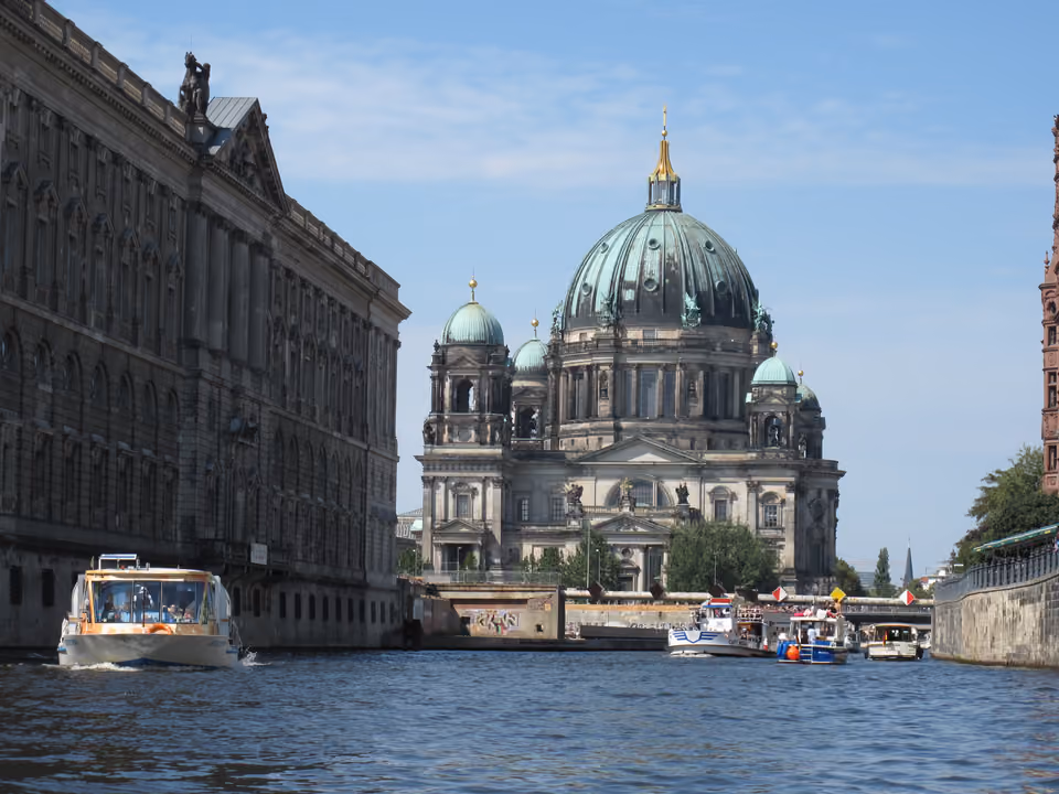 Catedral de Berlim (Berliner Dom) à beira do rio Spree, com a cúpula verde barroca e a fachada de pedra clara