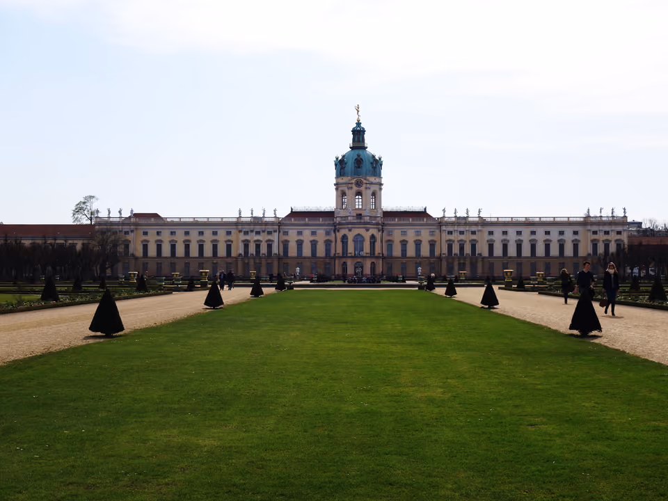 Fachada barroca do Palácio de Charlottenburg em Berlim, com o jardim formal em primeiro plano