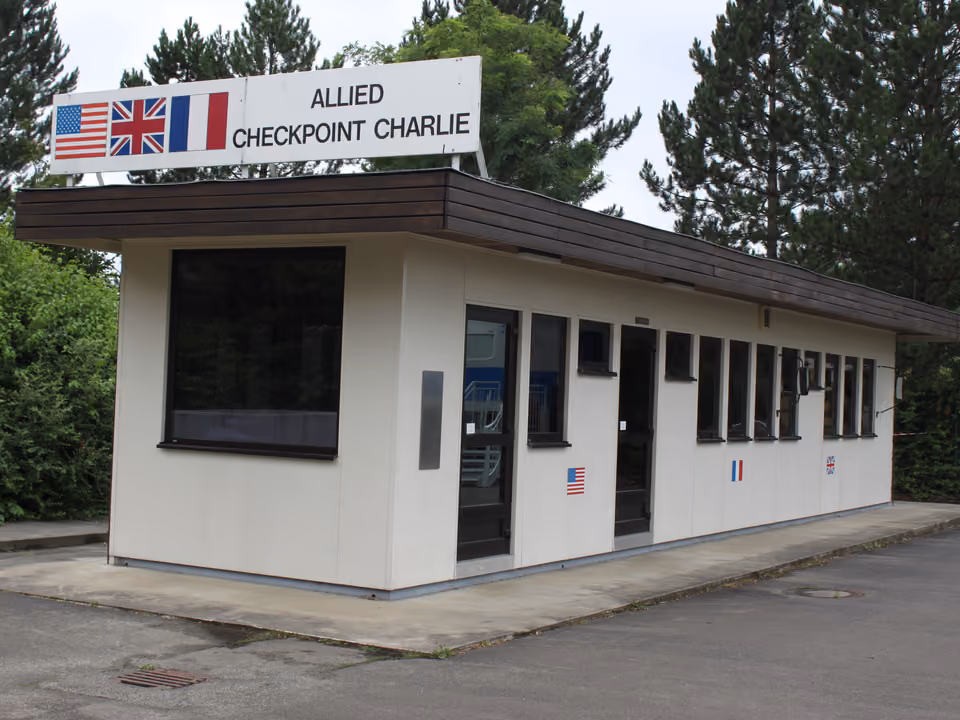 Réplica da guarita do Checkpoint Charlie em Berlim, o antigo posto de fronteira entre Berlim Oriental e Ocidental