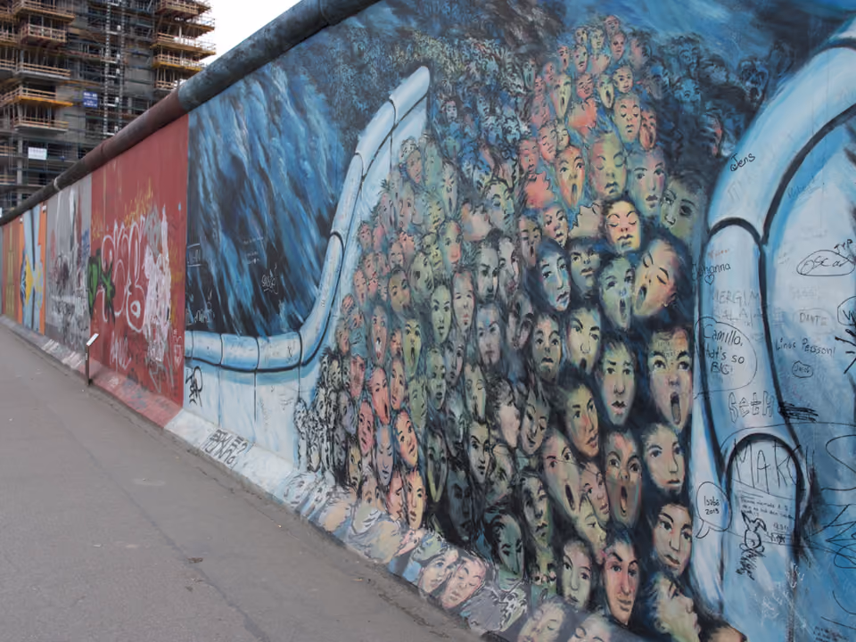 Trecho do Muro de Berlim preservado na East Side Gallery, coberto por murais coloridos pintados por artistas de diversos países