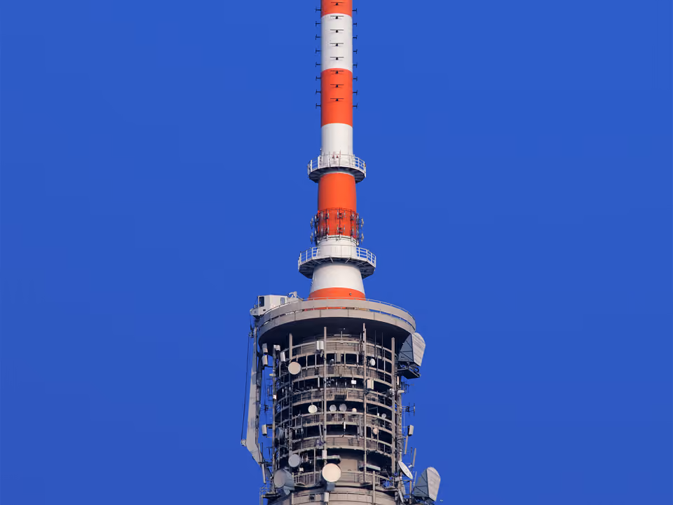 Torre de TV Fernsehturm em Berlim, com a esfera metálica no topo da estrutura, vista da Alexanderplatz
