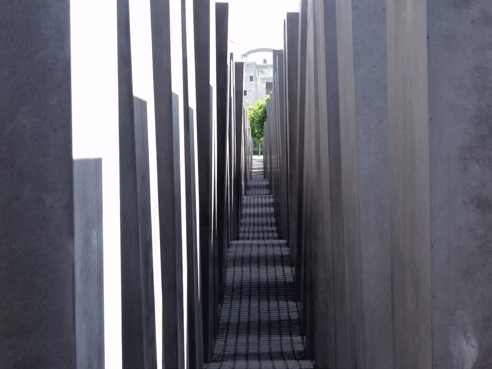 Memorial aos Judeus Assassinados da Europa em Berlim, com centenas de blocos de concreto cinza de alturas variadas dispostos em grade