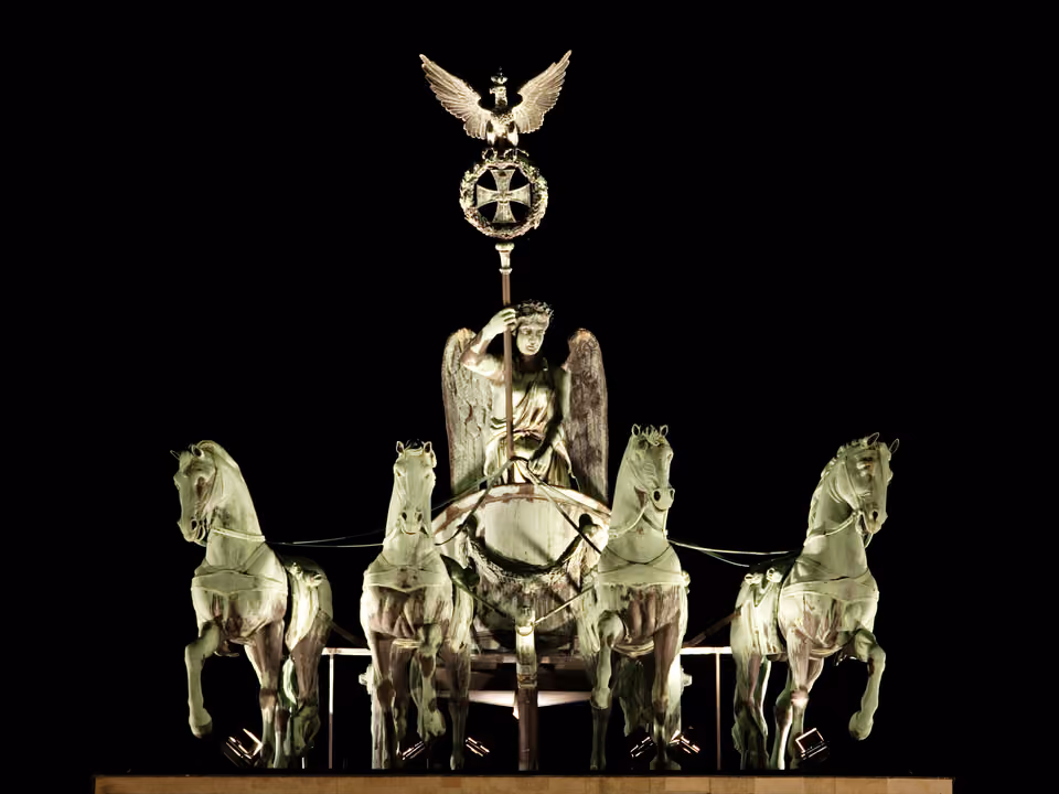 Portão de Brandemburgo em Berlim, o monumento neoclássico de colunas com a estátua da quadriga no topo