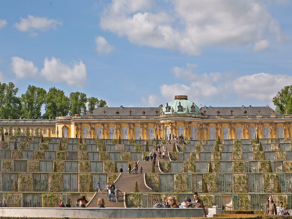 Palácio de Sanssouci em Potsdam, o palácio de verão rococó com o jardim em terraços à frente