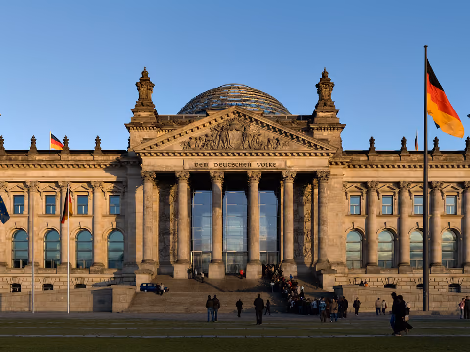 Prédio do Reichstag em Berlim com a cúpula de vidro moderna sobre o edifício histórico do parlamento alemão