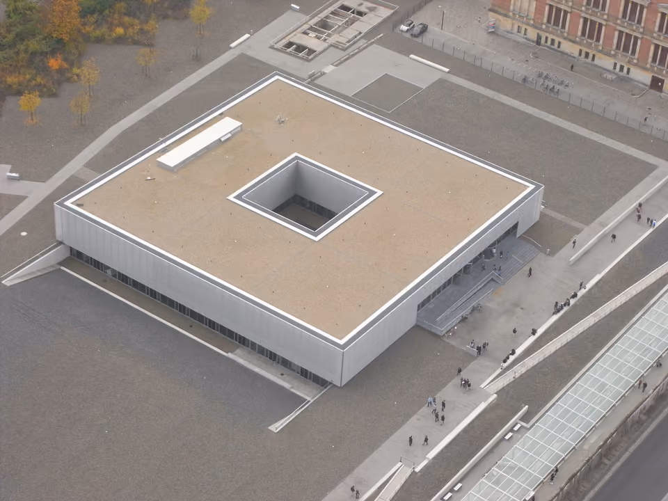 Centro de documentação Topografia do Terror em Berlim, construído sobre o antigo terreno da sede da Gestapo e da SS