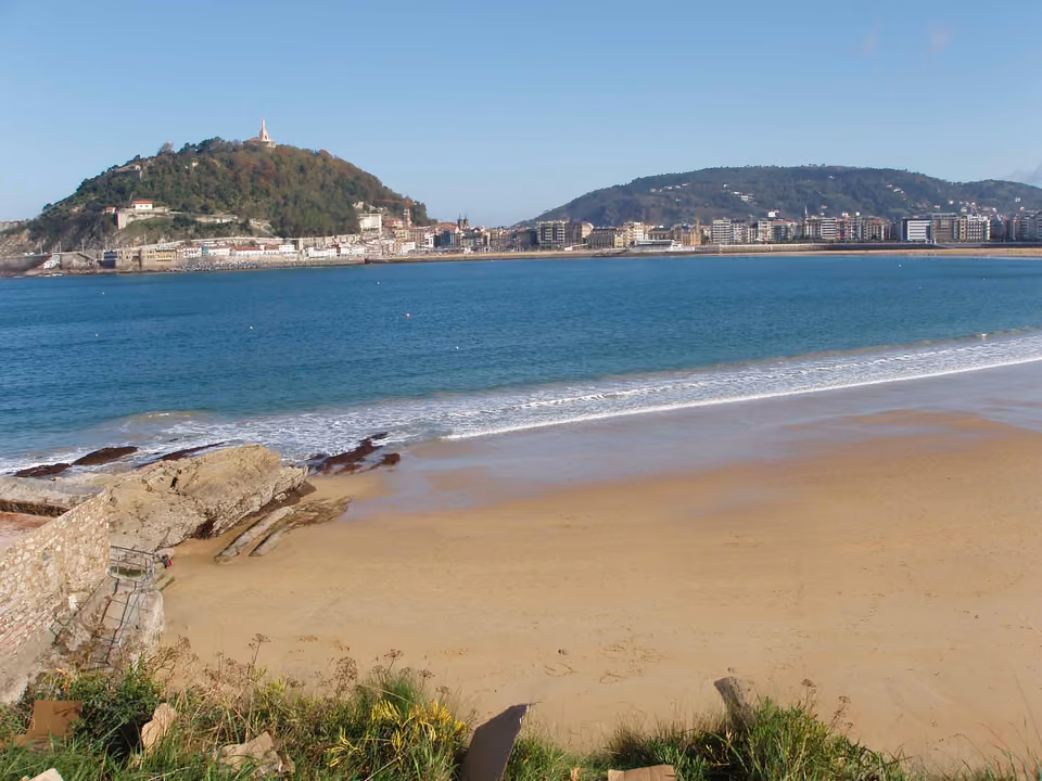 Baía da Praia de La Concha com o Monte Urgull ao fundo, San Sebastián, Espanha