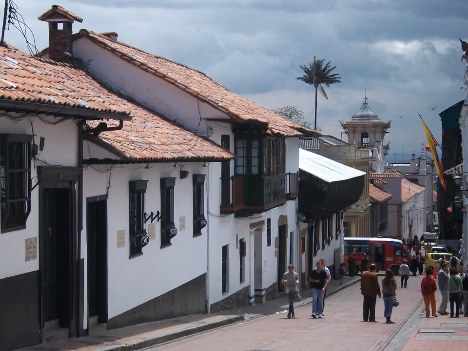 Casario colonial branco com balcão de madeira em La Candelaria, Bogotá, Colômbia