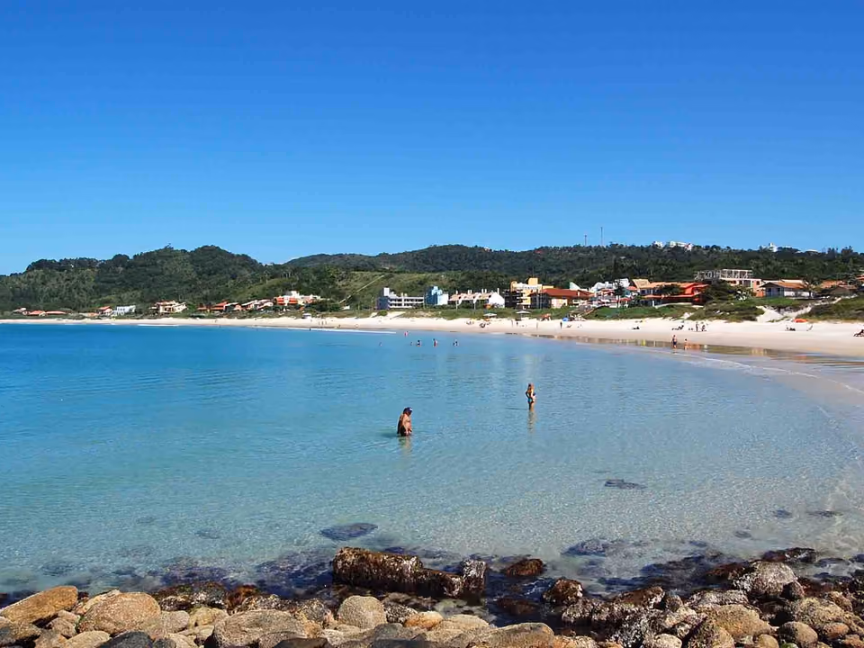 Praia de Quatro Ilhas com água calma e transparente, Bombinhas, Santa Catarina
