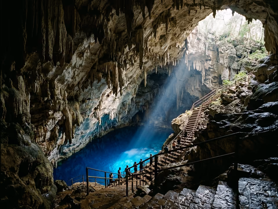 Lago azul-cobalto no fundo da Gruta do Lago Azul, iluminado pela luz que entra pela boca da caverna entre estalactites