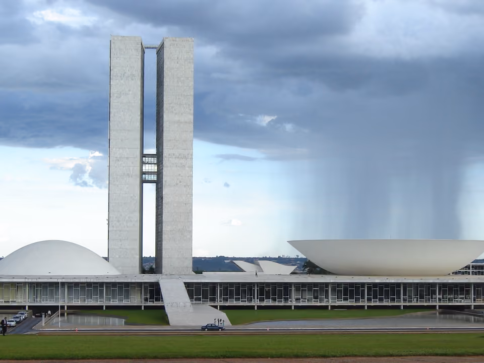 Prédio do Congresso Nacional em Brasília, com as duas torres e as cúpulas características