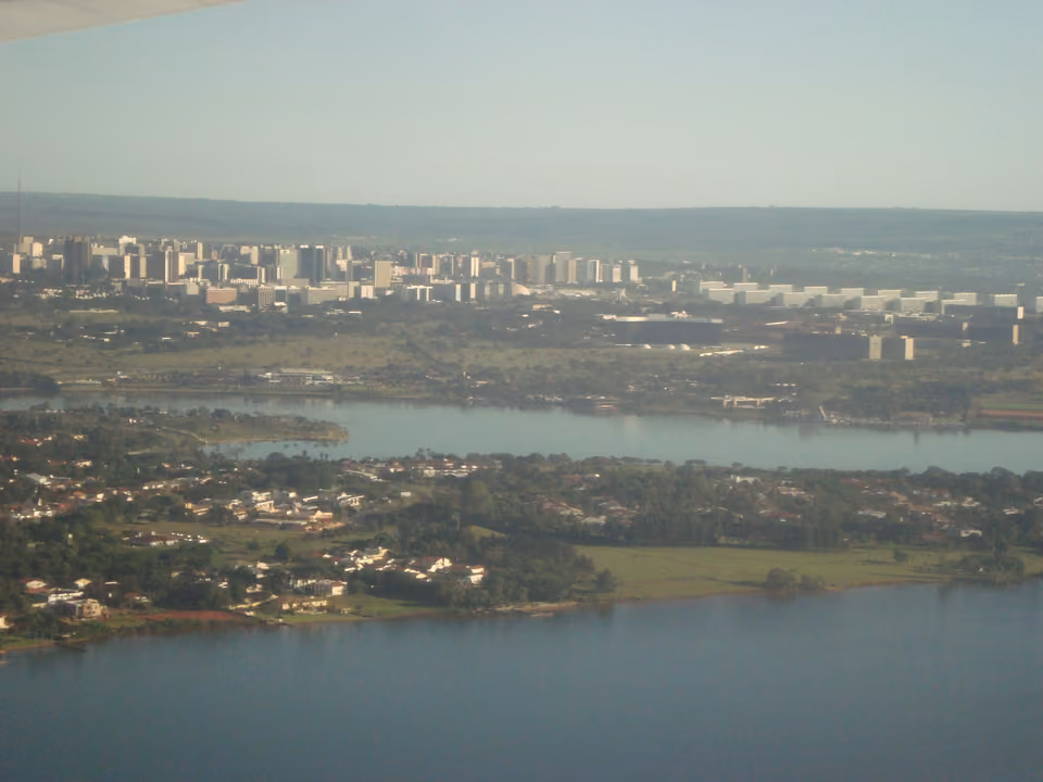 Vista aérea de Brasília, com o Lago Paranoá e prédios do Plano Piloto ao fundo