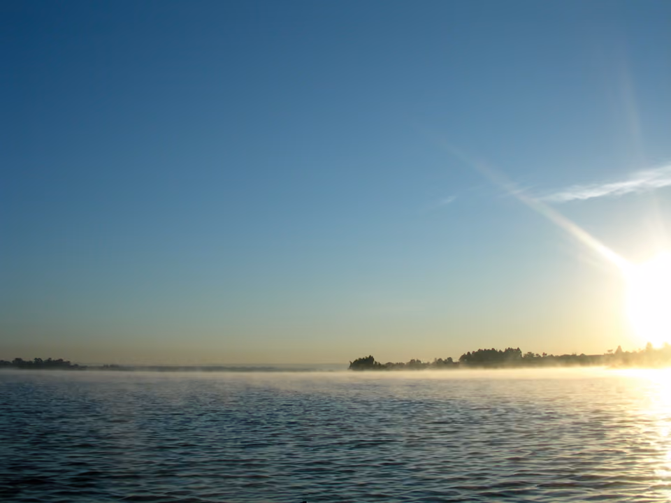 Lago Paranoá em Brasília, com barcos ancorados e o horizonte da cidade ao fundo