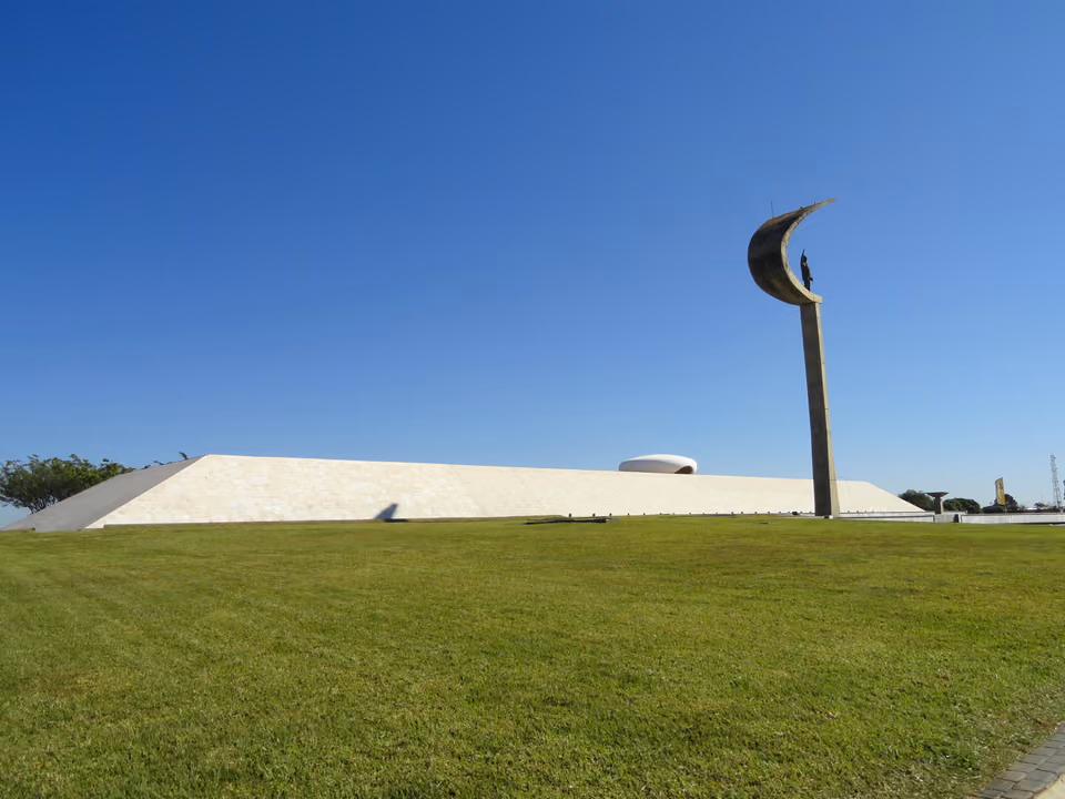 Memorial JK em Brasília, monumento com a estátua de Juscelino Kubitschek no alto