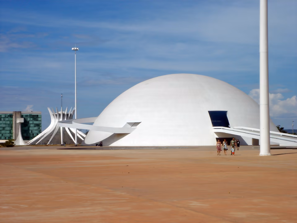 Museu Nacional Honestino Guimarães em Brasília, estrutura branca em forma de domo