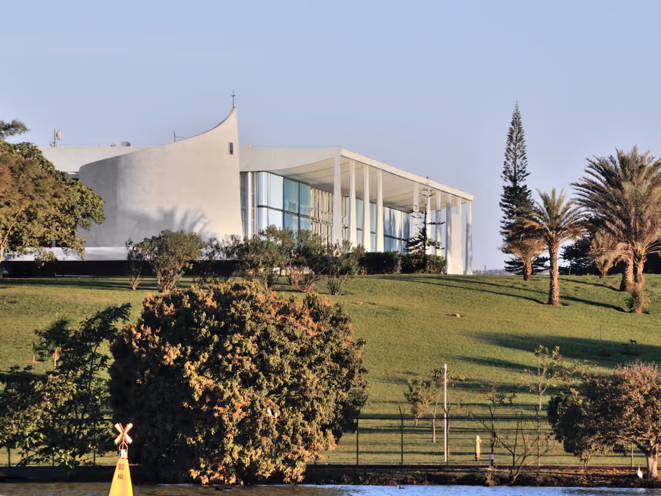 Palácio da Alvorada em Brasília, com as colunas finas características do projeto de Niemeyer
