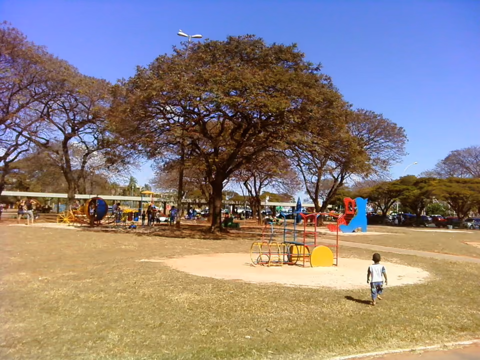 Área verde extensa do Parque da Cidade Sarah Kubitschek em Brasília