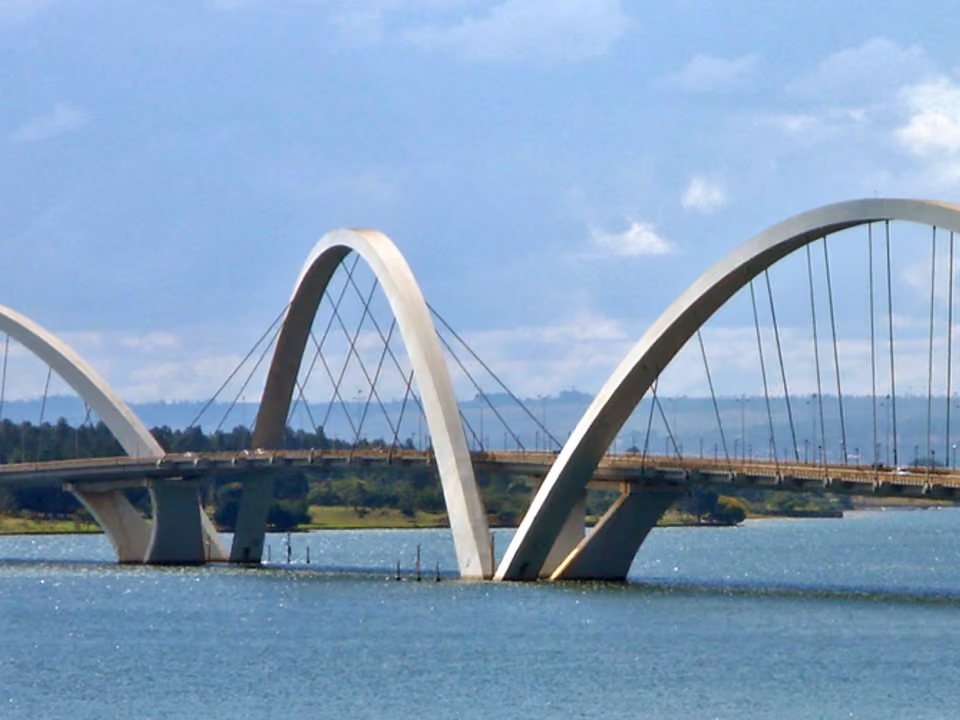 Ponte JK em Brasília, com seus três arcos assimétricos cruzando o Lago Paranoá
