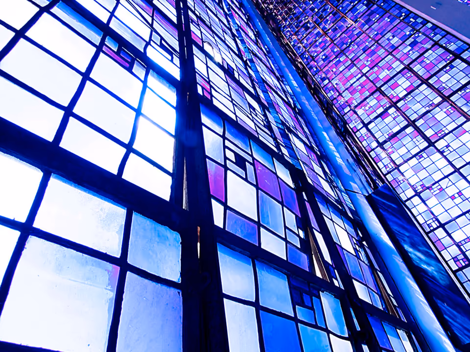Interior do Santuário Dom Bosco em Brasília, iluminado por vitrais azuis nas paredes