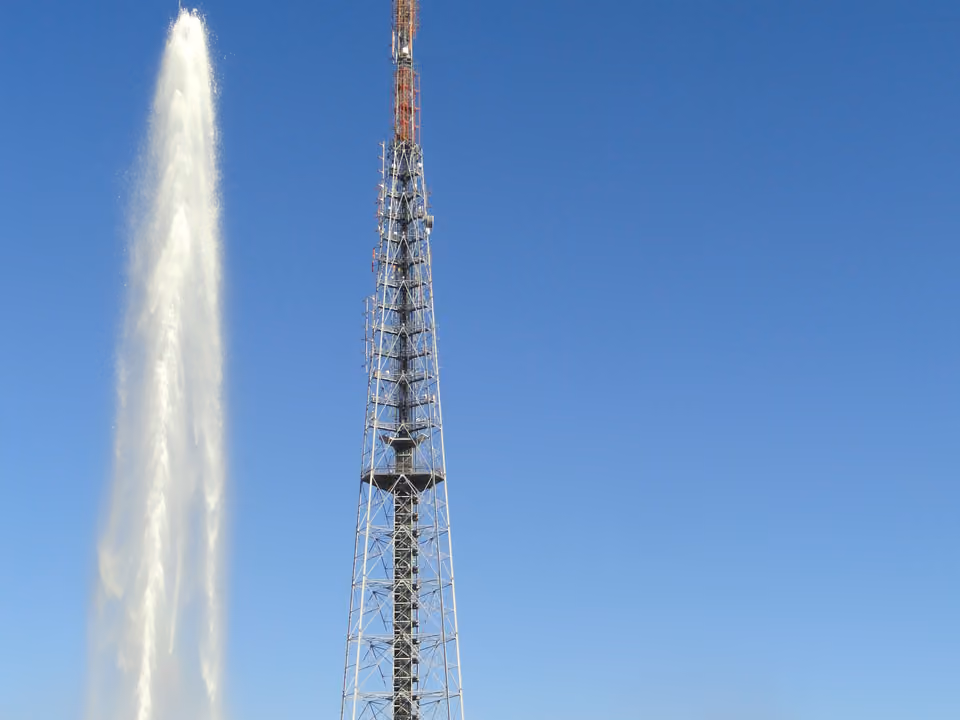 Torre de TV de Brasília vista de baixo, estrutura alta de concreto no Eixo Monumental