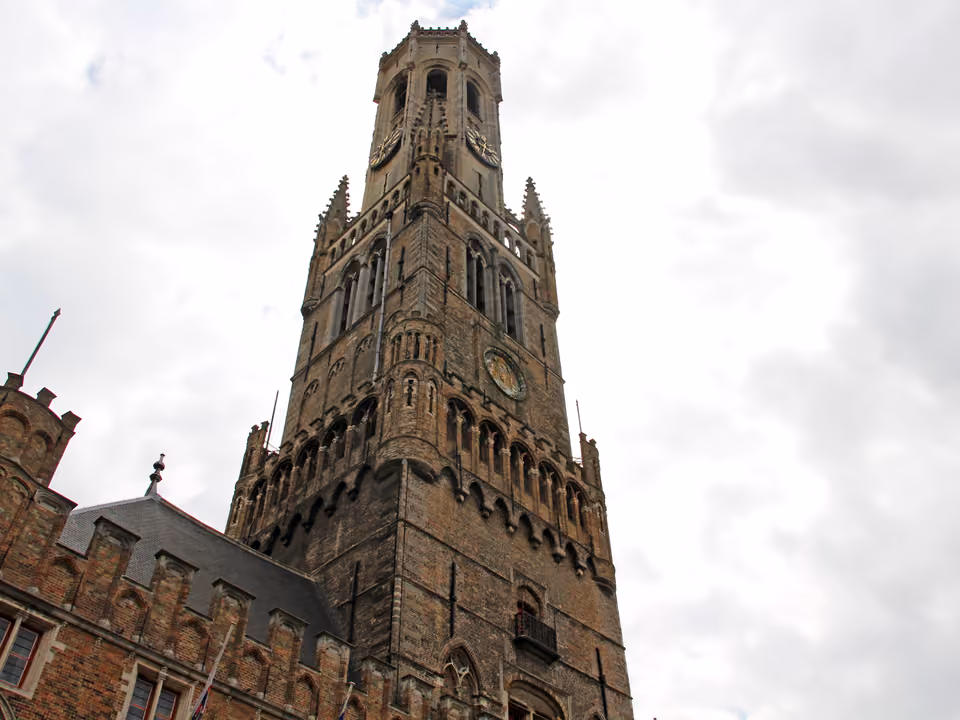 Torre do Belfort de Bruges vista de baixo, Bélgica