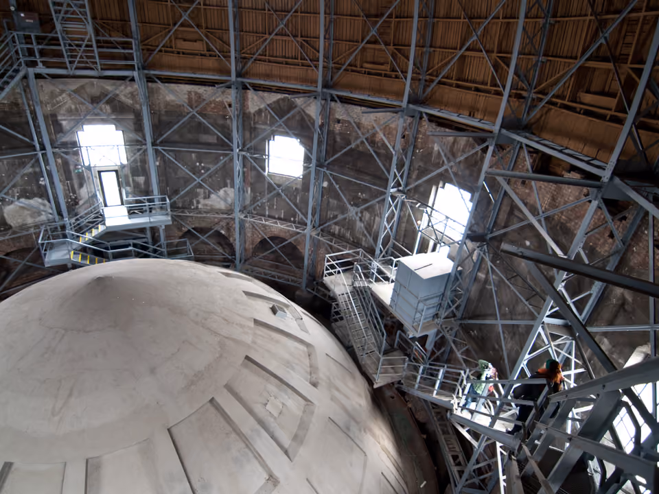 Fachada neoclássica da Basílica de Santo Estêvão em Budapeste, com a cúpula central alta sobre a praça