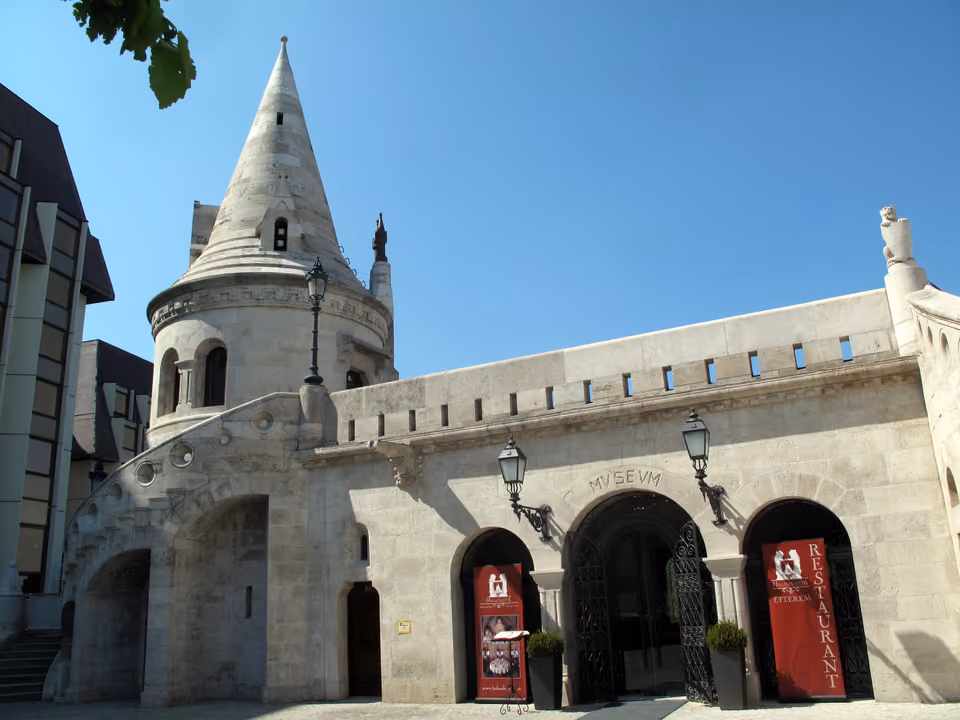 Bastião dos Pescadores em Budapeste, com as torres brancas em estilo neorromânico e vista sobre o rio Danúbio