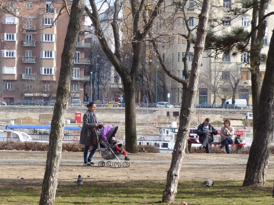 Trilha arborizada na Ilha Margarida, no rio Danúbio em Budapeste, com ciclistas e pedestres circulando