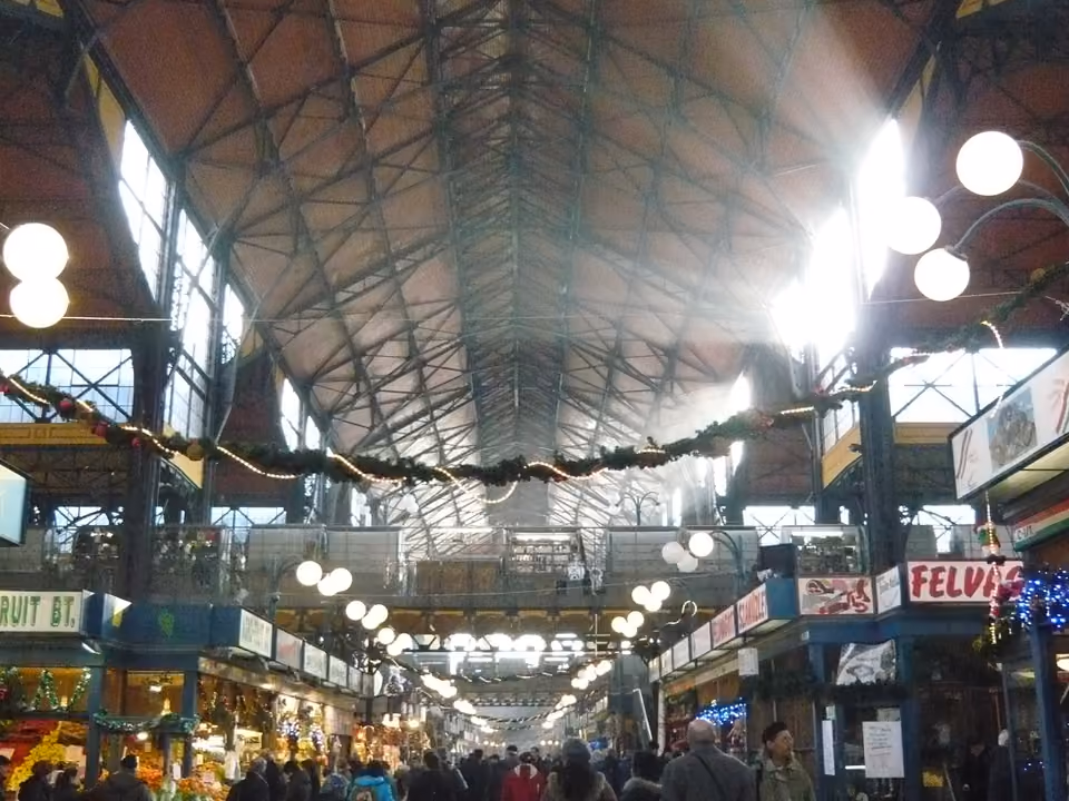 Interior do Mercado Central de Budapeste, com a estrutura de ferro e o telhado colorido de telhas Zsolnay