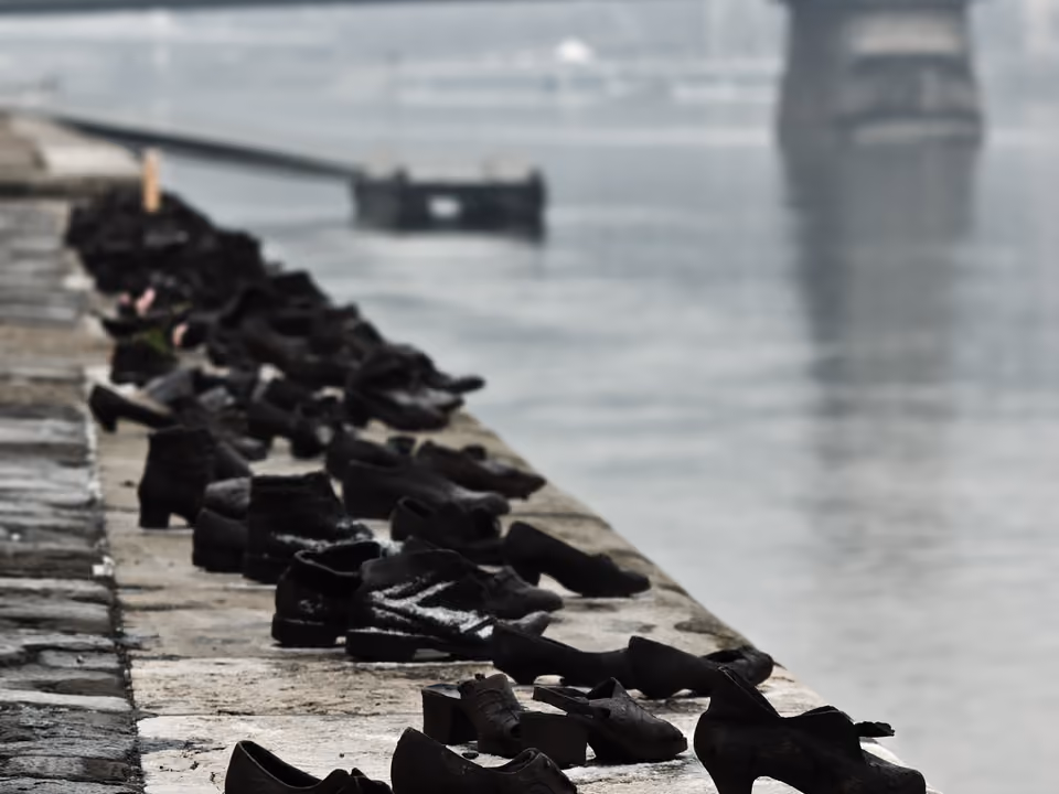 Memorial de sapatos de ferro na margem do rio Danúbio em Budapeste, em homenagem às vítimas judias fuziladas ali durante a Segunda Guerra