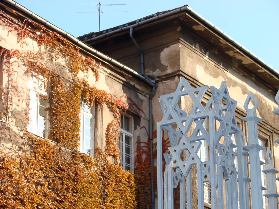 Fachada da Grande Sinagoga da Rua Dohány em Budapeste, com as duas torres em estilo mourisco