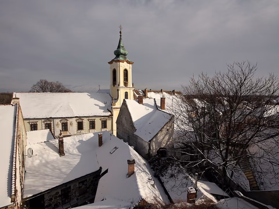 Telhados nevados e torre de igreja barroca no centro histórico de Szentendre, perto de Budapeste