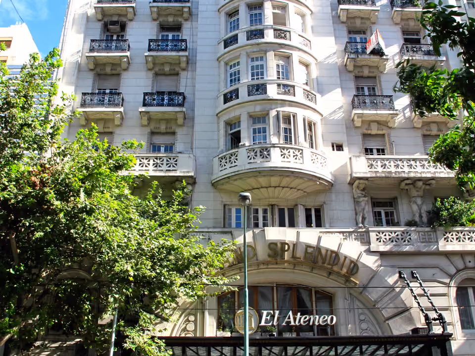Fachada do antigo Teatro Gran Splendid, hoje a livraria El Ateneo, com o letreiro El Ateneo sobre a entrada