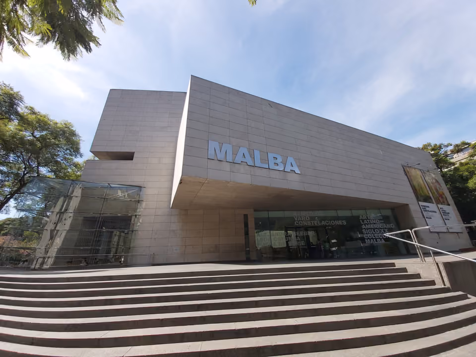Fachada moderna do MALBA em Palermo, com o letreiro do museu sobre a entrada de vidro