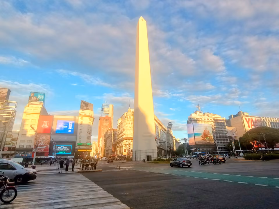 Obelisco de Buenos Aires ao pôr do sol, torre branca de concreto no canteiro central da Avenida 9 de Julio