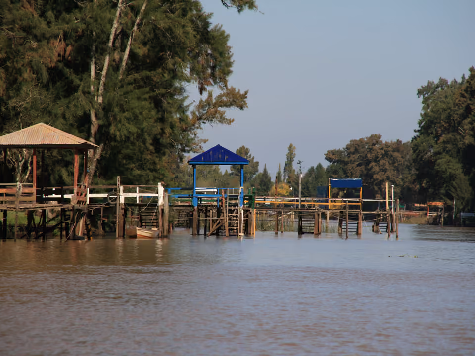 Trapiches de madeira sobre palafitas às margens de um canal do Delta do Paraná em Tigre