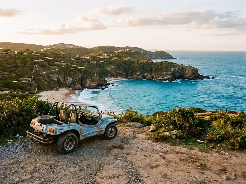 Buggy aberto estacionado em mirante de terra sobre enseada turquesa em Búzios