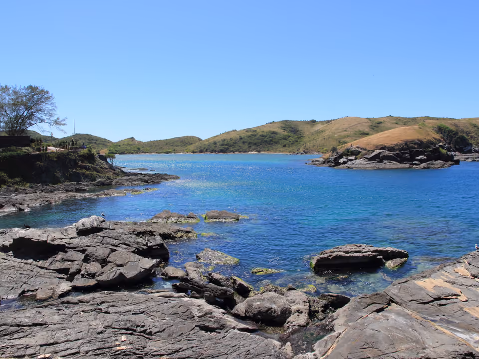 Trecho rochoso do Canal do Itajuru, com água azul-turquesa, Cabo Frio